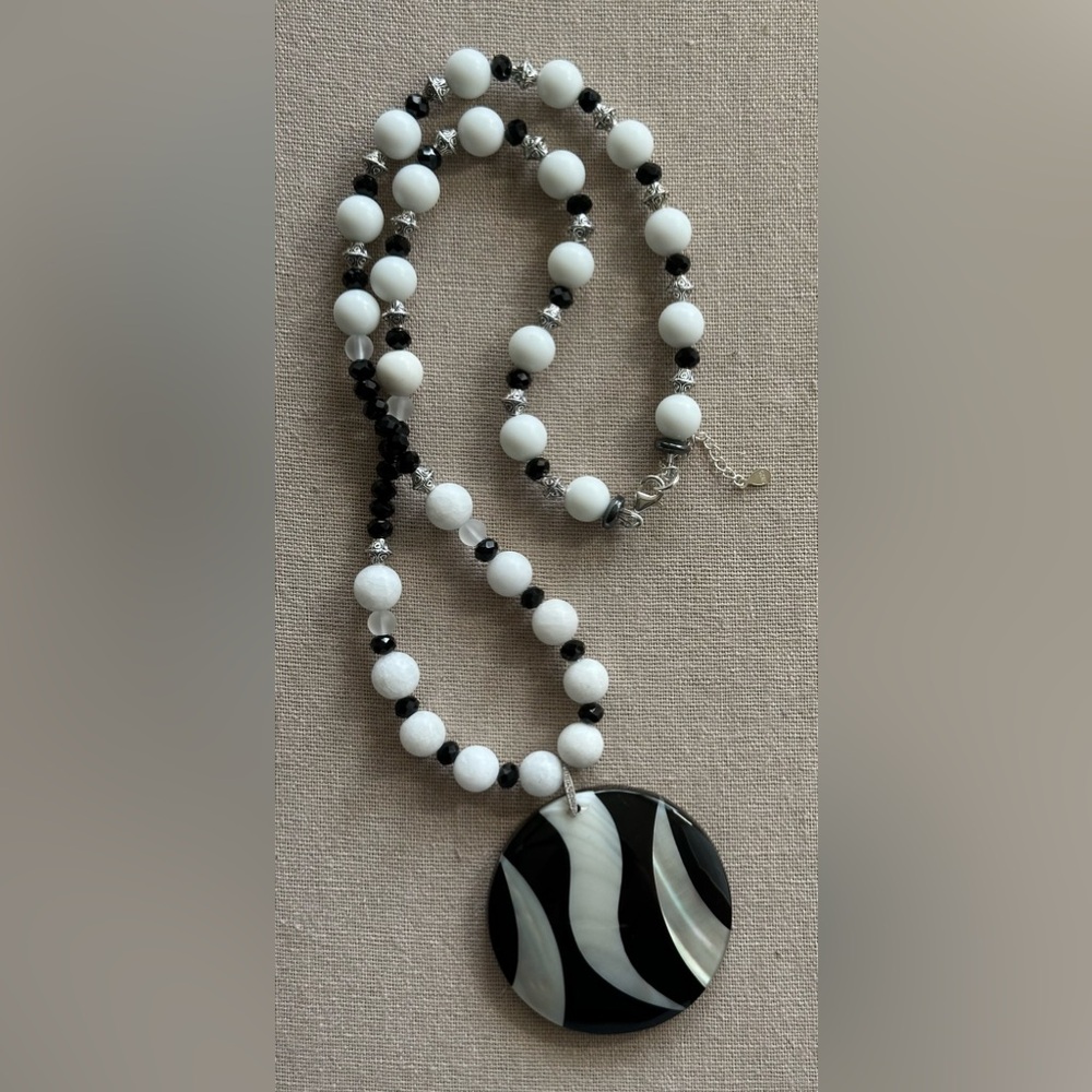 26-1/2 inch Black and White Mother of Pearl Long necklace - Picture 4 of 16